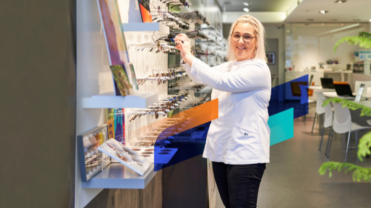 Optician in the optical shop 