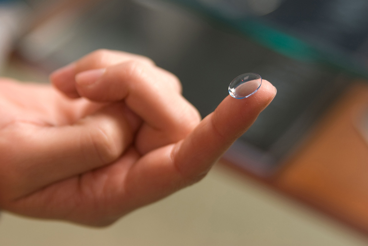 contact lens finger